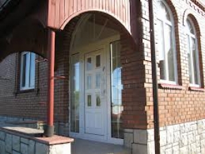 Двери в дом 